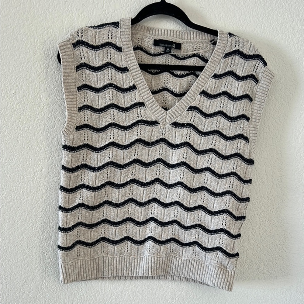 Broadway women size  mBlack and Cream Sleeveless Sweater